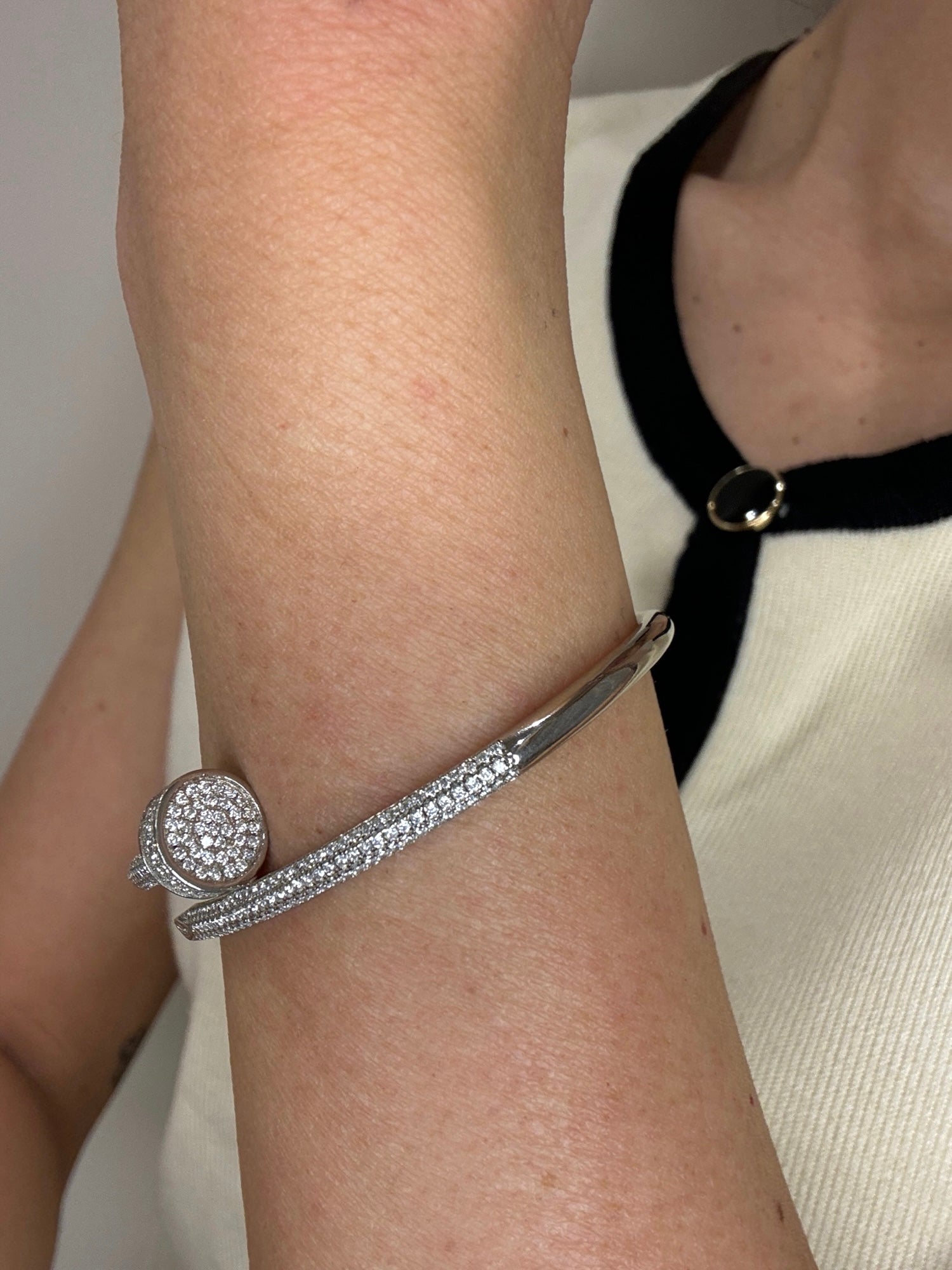 Bracciale a Manetta con Chiusura a Forma di Chiodo