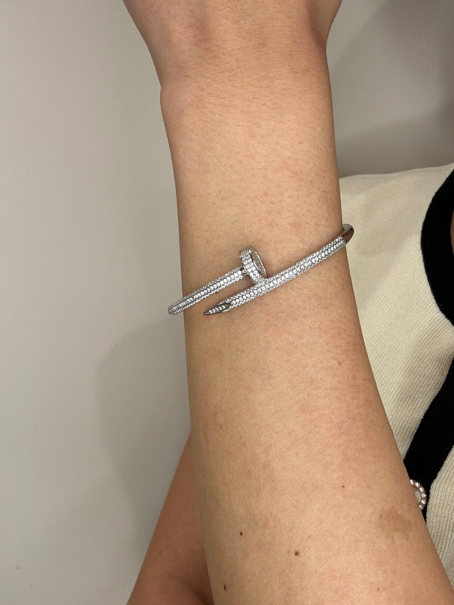 Bracciale a Manetta con Chiusura a Forma di Chiodo