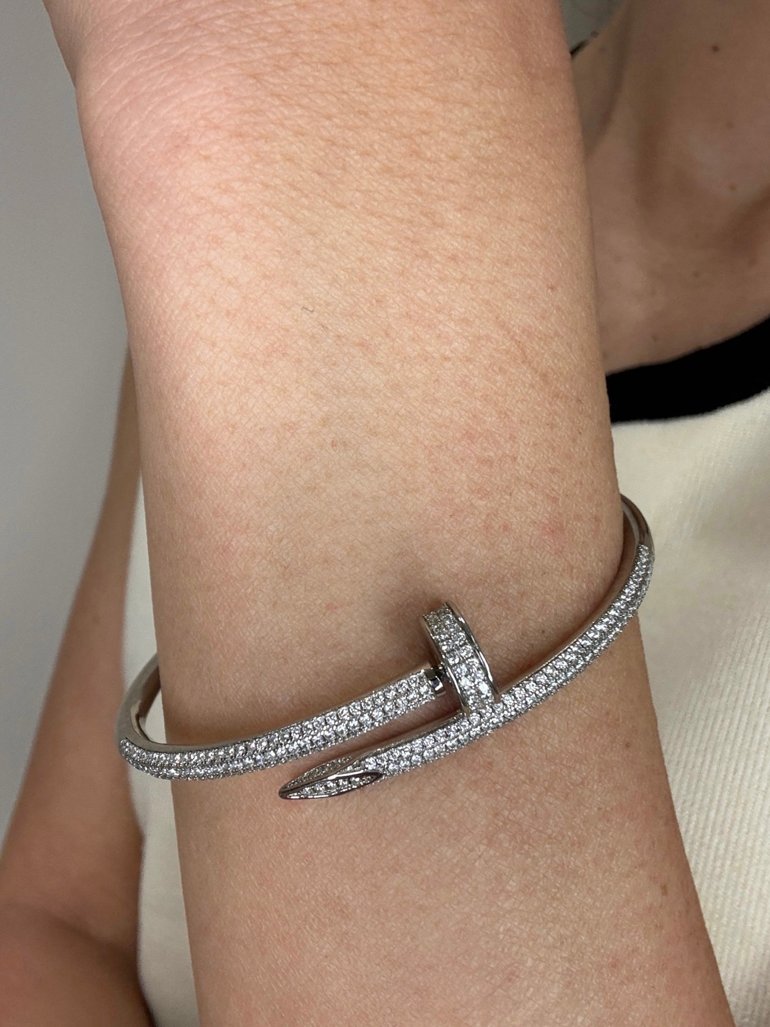 Bracciale a Manetta con Chiusura a Forma di Chiodo